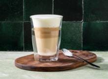 Koffielovers opgelet: in 5 minuten geniet je al van deze dirty chai latte van melk, suiker en espresso.