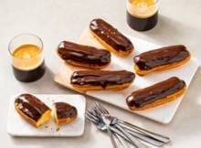 Punten scoren bij je gasten? Trakteer ze op deze romige eclairs met pure chocolade en crème patissière bij de koffie! Maak ze zelf met vanille, honing en melk.