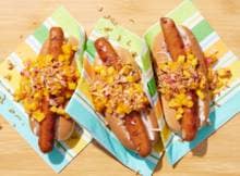 Steek de BBQ maar aan want vandaag maken we BBQ-hotdogs! En of je worst lust als ze getopt zijn met frisse mangosalsa én coleslaw. 