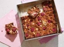 Op vakantie: flip flops mee én vanaf nu ook deze flapjacks met framboos. Zoet, fruitig en gezond vegan tussendoortje voor onderweg.