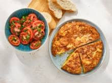 Hola España! De zomer vraagt om tortilla en dat is precies wat we vanavond eten. Met een tomatensalade en brood. Nu hoeft alleen het zonnetje zich nog te laten zien en je waant je in Spanje.