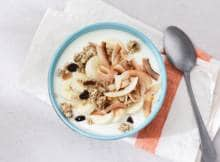 Eens een keer wat anders bij je yoghurt? Voor deze kom yoghurt met muesli, banaan en kokos rol je je bed wel uit!