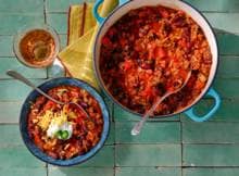 Chili con carne - 'con carne' is Spaans voor 'met vlees' - is een echt tex-mexgerecht, dat zijn oorsprong vindt in Texas en... zónder bonen! Wij hebben er eentje waar wel bonen in zitten. Tex-mex met een vleugje Nederland dus. 