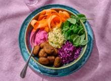 Bowl vol falafel met lekker veel groente, hummus en couscous. Deze falafelbowl zet je al in 20 min. op tafel. Dus, wat eten we vandaag?