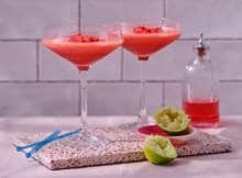 Voor deze easy mocktail heb je maar 4 ingrediënten en 10 minuten nodig. Dus kom maar door met die frozen strawberry daiquiri mocktail!