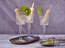 Poptail: een samenvoeging van het Engelse popsicle (ijslolly) en een cocktail. Of in dit geval... een mocktail! Met perenijsjes is het uiteraard altijd al feest, maar tover 'm tot drankje en je hebt een spectaculair glas op tafel staan.