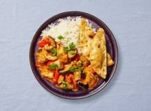 Deze 'Indiase tikka masala' maak je met aubergine, kip, tomaat en rijst. Voeg kruiden en kokosmelk toe et voilà: een smaakvolle en romige maaltijd.
