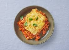 Niets boven een heerlijke lasagne. Met dit verspakket maak je het helemaal zelf met gehakt, groente, bechamel en geraspte kaas. Nodig de gasten maar vast uit!