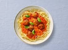 Spaghetti met gehaktballetjes, een all time favourite. In dit recept gevuld met groenten als paprika, tomaat en winterpeen. Yum!