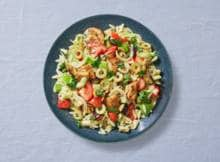 Op zoek naar een orzo recept? Stop met zoeken! Deze maaltijdsalade met orzo heb je zo gemaakt dankzij het verspakket van Albert Heijn.