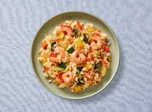 Deze frisse risotto met garnaal wordt geheid een succes bij je gasten vanavond. Wat je nodig hebt? Het verspakket en roze garnalen. Easy as that!