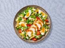 Ideaal voor een makkelijke avond: deze maaltijdsalade met kip is zo gemaakt. Een feestje voor iedereen aan tafel.