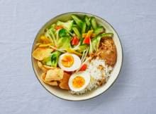 Een vegetarisch gerecht met pindasaus en knapperige groenten geïnspireerd door Indonesische gado gado. Met dit voorgesneden verspakket van Albert Heijn ideaal, want daadrdoor staat-ie in een kwartier op tafel. Top af met een eitje om het af te maken!