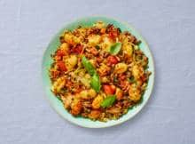 Spaghetti bolognese kennen we allemaal wel. Maar als je deze gnocchi 'bolognese' met gehakt en mozzarella geproefd hebt, wordt de keuze toch wel heel lastig volgende keer...