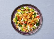 Kip en saté horen bij elkaar, maar wist je dat je er ook een hele lekkere rijstsalade mee maakt? Met dit verspakket van Albert Heijn al helemaal!