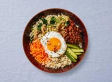 In minder dan een halfuur 'bibimbap' met rijst, komkommer en gehakt op tafel zetten? Dat kan met dit recept en het gesneden verspakket van Albert Heijn. Serveer met een gebakken eitje on top.