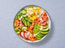 Een pokébowl bestellen is verleden tijd, want die maak je voortaan gewoon thuis. Ga helemaal uit je bowl met heerlijke toppings als zalm, avocado en mango. 