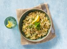 Voor deze vegan orzo heb je maar één pan nodig! Je maakt 'm in 20 minuten met witte bonen en venkel. Heerlijk met een vleugje citroen en de garnering van dille.