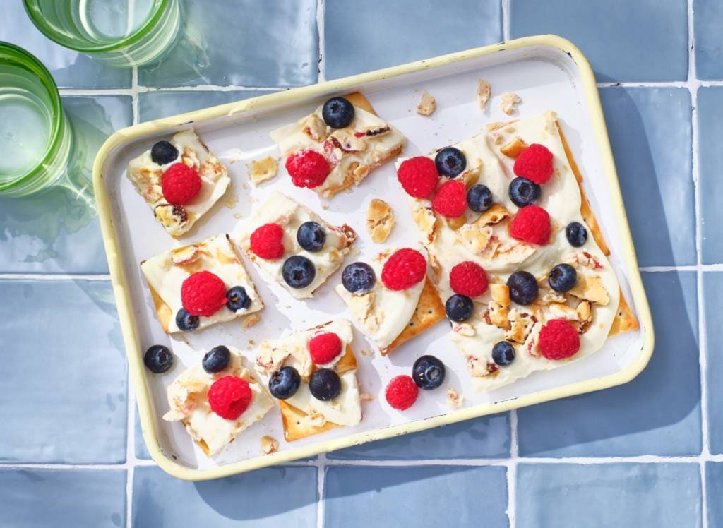 Frozen yoghurt bars met witte chocolade en zomerfruit recept