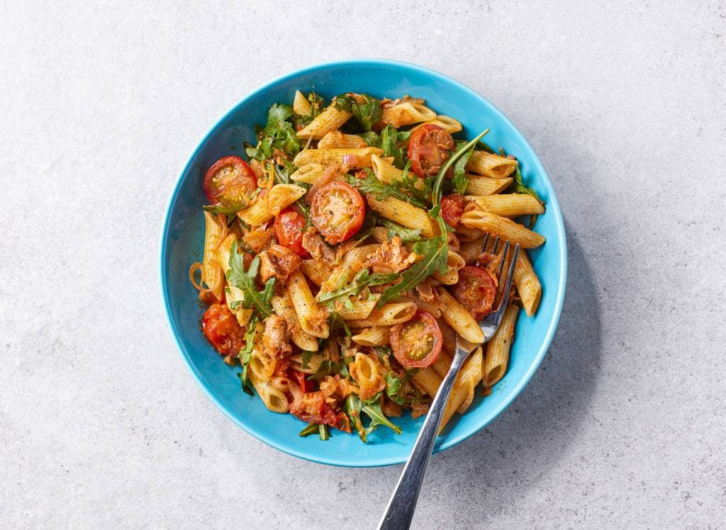 Pasta tonijn met tomatensaus en rucola