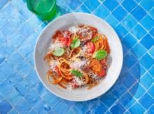 Spaghetti met gegrilde aubergine: eenvoudig, maar ongelooflijk smaakvol. Hou je van een beetje pit? Spice it up met wat chilivlokken!