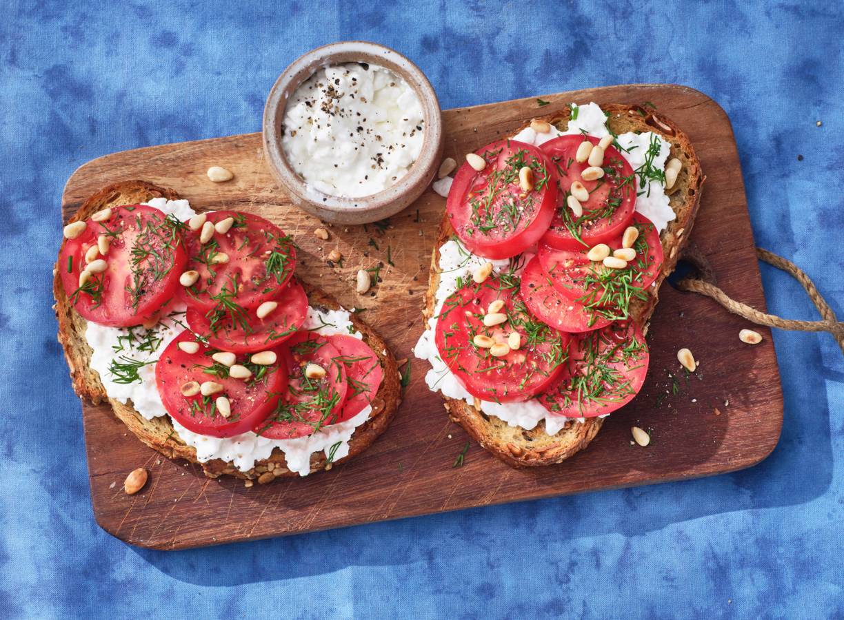 Toast met Hüttenkäse, tomaat pijnboompitten en dille recept ...