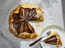 Gasten te eten dit weekend? Serveer deze vegan galette met peer als dessert! Gevuld met amandelspijs en peer kan de avond niet meer stuk.