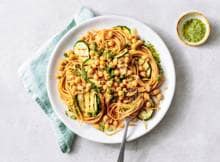 Pasta eten maar ook een bord vol groente? Dit recept voor volkorenspaghetti met courgette, kikkererwten en munt heeft het allemaal! En dan ook nog eens budgetvriendelijk.