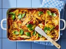 Deze vegan lasagne met aubergine en bechamel bevat lekker veel groenten. En de smaakvolle, groene touch? Dat is de verse basilicum!