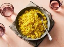 Nasi kuning betekent letterlijk gele rijst. De rijst dankt z'n mooie goudgele kleur aan de koenjit (kurkuma) die wordt toegevoegd bij het koken. Gele rijst wordt vaak gegeten bij speciale gelegenheden en staat symbool voor rijkdom, voorspoed en geluk.