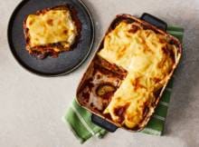 Heb je zin in moussaka, maar dan vega? In dit recept wordt rulgebakken tofu gebruikt in plaats van (lams)gehakt in de traditionele Griekse versie.