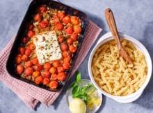 Hij ging viraal op TikTok, en terecht als je het ons vraagt. De baked feta pasta is namelijk lekker én makkelijk te maken. Gooi tomaat, ui en feta in een ovenschaal, kook ondertussen de pasta en aan tafel!