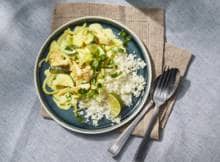 Een bordje curry is met een simpele aanpassing helemaal paleo. Geloof ons: op een bedje van bloemkoolrijst smaakt kruidige kip-kokoscurry minstens net zo lekker.