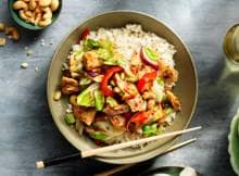 Koken met Garden Gourmet: deze 'nasi' met vegastukjes zit boordevol groente. Hoe dat komt? Omdat je bloemkoolrijst gebruikt in plaats van witte rijst. 