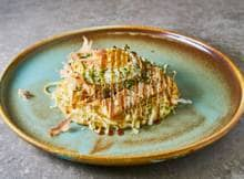 Koken met Kewpie: okonomiyaki betekent zoiets als 'gebakken zoals je het wil'. En dat is precies wat je bij deze hartige Japanse pannenkoek doet.