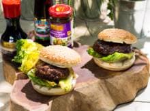 Koken met Lee Kum Kee: ingrediënten mixen en kneden en flippen maar. De lekkerste kipburgers, die maak je zelf.
