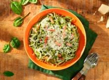 Koken met Knorr: deze pasta carbonara dankt z'n mooie groene kleur aan de spinazie die in de pasta verwerkt zit. Verder is-ie, zoals je 'm gewend bent, gemaakt met spek, ei en Parmezaanse kaas.