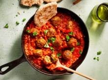 Koken met Garden Gourmet: een makkelijk en lekker recept dat in 20 minuten op tafel staat. Smaakvolle falafel + kruidige tomatensaus = smullen geblazen.