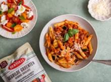 Koken met Bertolli: makkelijk een bord pasta op tafel? Met de pastasaus van Bertolli hoef je alleen nog pasta te koken, een frisse salade te maken en je kunt zó aan tafel.