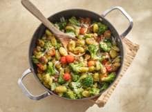 De 'pasta' waar iedereen fan van is: gnocchi. Dit keer gebakken en gecombineerd met pesto, kipworst en broccoli. Buon appetito!