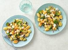 Dit vegetarische gerecht is makkelijk te maken doordat het maar 5 ingrediënten (+ wat spullen uit je voorraad) bevat. Ook makkelijk klaar te maken in de airfryer. Tijd voor gnocchi met geroosterde broccoli en geitenkaas!