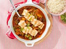 Kimchi stew, ook wel kimchi-jjigae, is een populair stoofgerecht in Korea. Het belangrijkste ingrediënt, kimchi, bestaat uit gefermenteerde groenten (meestal kool) en pepers. Voor de stoof kan ook met rund of tonijn uit blik gemaakt worden.