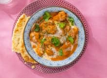 Murg (kip) makhani (met boter) kennen we het best onder de Engelse naam 'butter chicken' en is een relatief jong gerecht in de Indiase keuken. Wij vertellen je hoe je murg makhani zelf maakt.