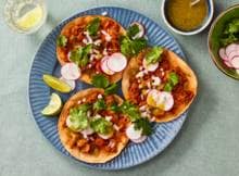 Een tostada is een krokant gebakken of gefrituurde tortilla die je kunt beleggen met allerlei lekkere toppings. Ooit uitgevonden om oud geworden, ietwat taaie tortilla's weer nieuw leven in te blazen. Ideaal als snack!