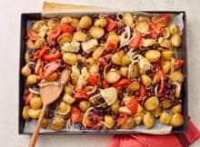 Deze traybake met krieltjes, zwarte bonen en kaas bevat peulvruchten, heeft maar 5 ingrediënten en is vegetarisch. Oh, en nog budgetvriendelijk ook!