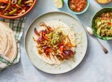 Fajita's: een tex-mexgerecht dat is ontstaan rond de jaren 30. Het bestaat oorspronkelijk uit reepjes rund of kip en verschillende kleuren paprika en ui geserveerd met tortilla's. In deze versie gebruiken we reepjes van koningsoesterzwam.