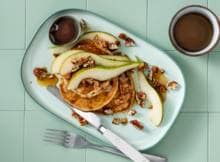 Ontbijten met vegan pancakes met peer en ahornsiroop: dat is pas een goede morgen! Maak het jezelf gemakkelijk en maak het beslag één dag van te voren.