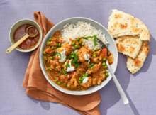 Het verhaal gaat butter chicken ontstond door een chef die overgebleven tandoori kip in een jus van boter, tomaat, room en kruiden wentelde om de kip weer sappig te maken. De jus in dit recept is alvast klaar, dat maakt 't makkelijk! Lekker met naan.