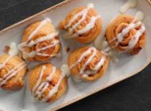 Creëer een verwenmomentje voor jezelf met deze pumpkin spice cinnamonrolls. Ze hebben de smaak van pompoen, kaneel en speculaas. Zet de thee maar vast klaar!