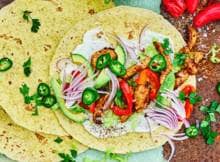 Koken met La Morena: deze fajita wraps zijn ideaal als maaltijd voor op doordeweekse dagen. De handige kruidenpasta geeft een heerlijk kruidige en mild frisse smaak aan de kip en groenten.